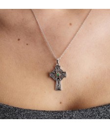 Silbernes keltisches Kreuz mit Smaragd - Am Hals