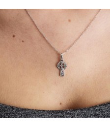 Croix celtique de noeud de trinité - Sur le cou