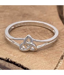 Trinity Knot Ring - Natural Photo