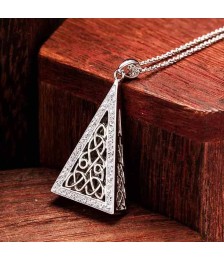 Keltische Dreieckskette mit weißen Kristallen